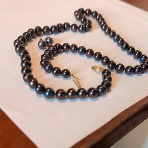 Elegant Black Pearl Necklace